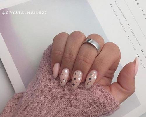 Нереальное сочетание нежности и строгости, в нюдовом маникюре с блёстками. 08