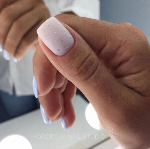 Пастельные и нейтральные цвета в маникюре создают легкий и свежий образ. 03