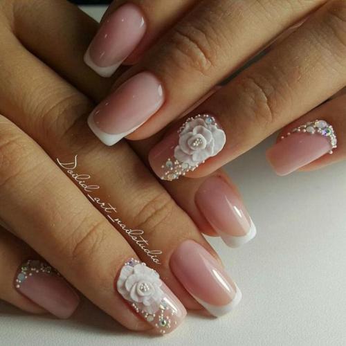 Классический французский маникюр с белыми цветами. 05