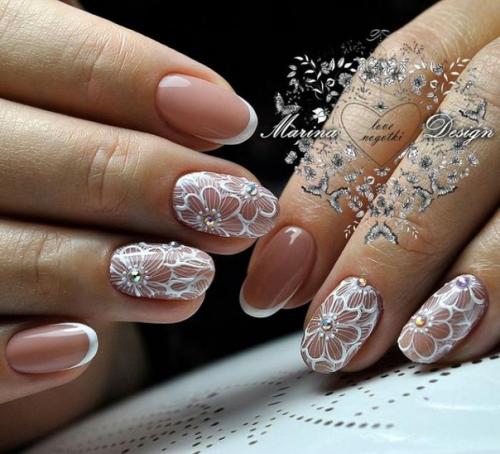 Классический французский маникюр с белыми цветами. 02