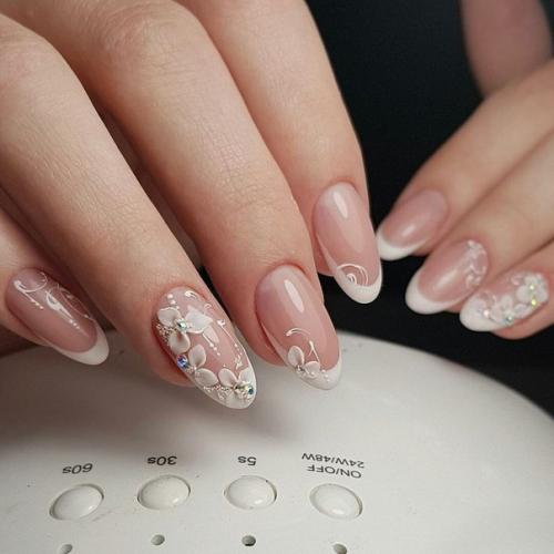 Классический французский маникюр с белыми цветами. 08