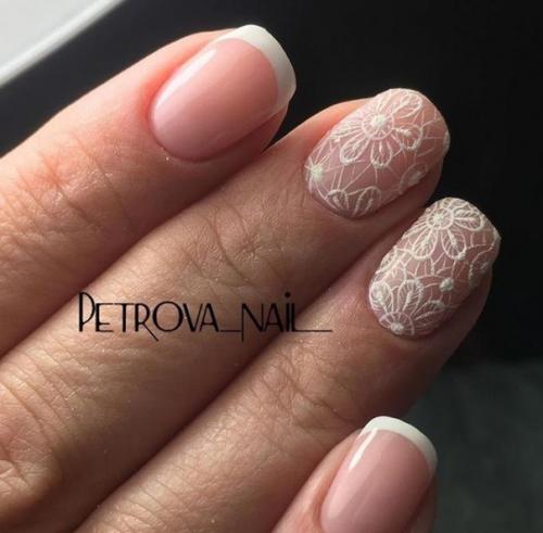 Классический французский маникюр с белыми цветами. 03