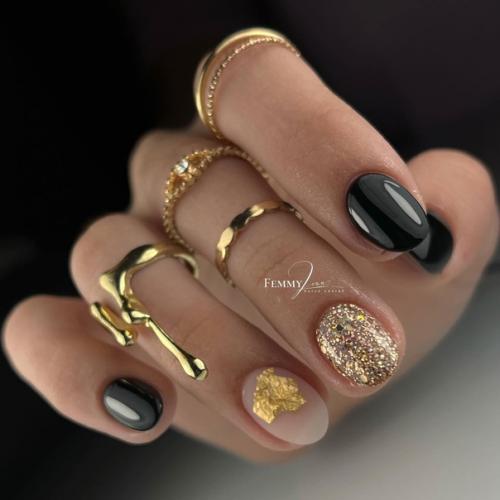 В 2024 году темные оттенки гель - лака стали настоящим хитом среди обладательниц коротких ногтей. 02