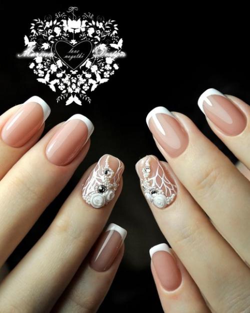 Классический французский маникюр с белыми цветами. 01