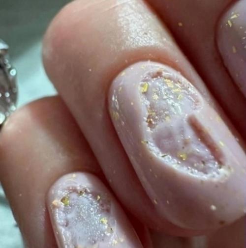 Девушка посетила известного мастера маникюра в одном из престижных салонов своего города. 01