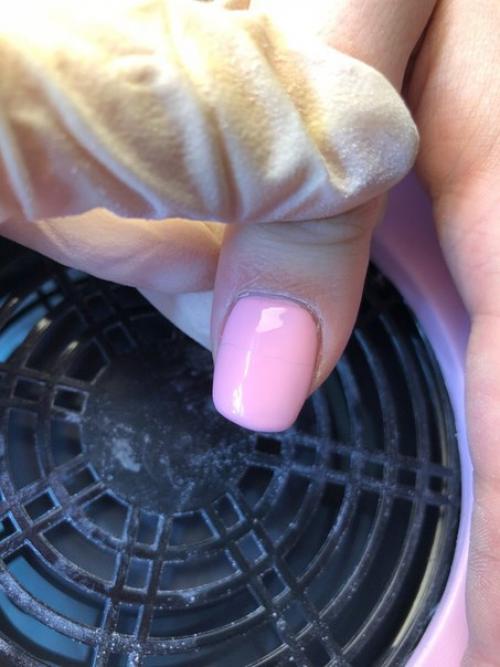 Анонимно!  Укрепляю гелем ( ириск) сверху шеллак и трескается вот так. 01