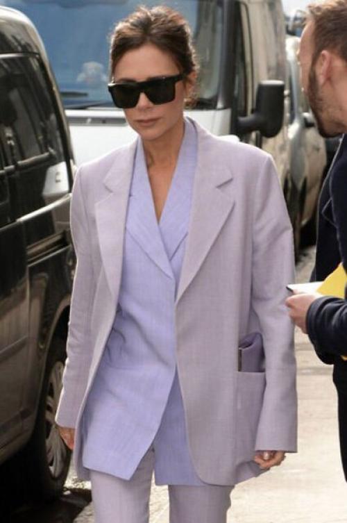 Виктория Бекхэм в деловом костюме посетила магазин своего бренда в Лондоне. 01