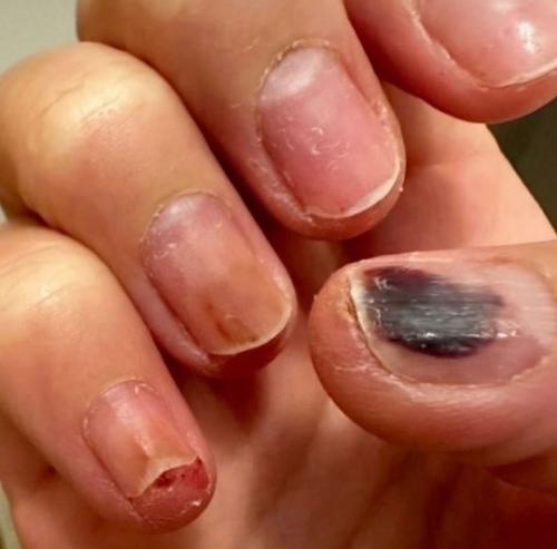 Девушка посетила известного мастера маникюра в одном из престижных салонов своего города. 02