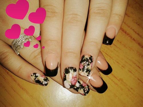 Занимаюсь наращиванием около месяца, сделала сама себе, первый раз рисовала на себе френч, можно критику и ошибки пожалуйста? 02