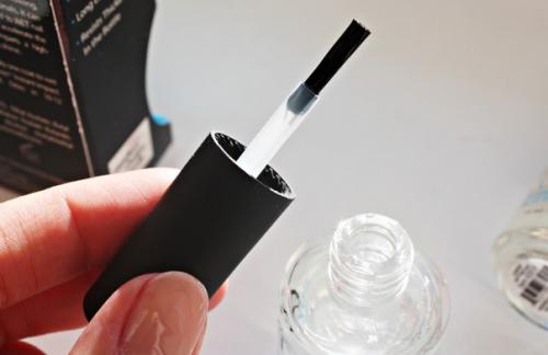 Девушки - мастера, может у кого нибудь остался пустой бутылек от базы или топа с удобной кисточкой, прекрасно если будет от коди. 03