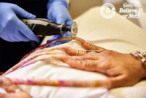 Женщина с самыми длинными ногтями в мире подстригла их впервые за 28 лет. 02