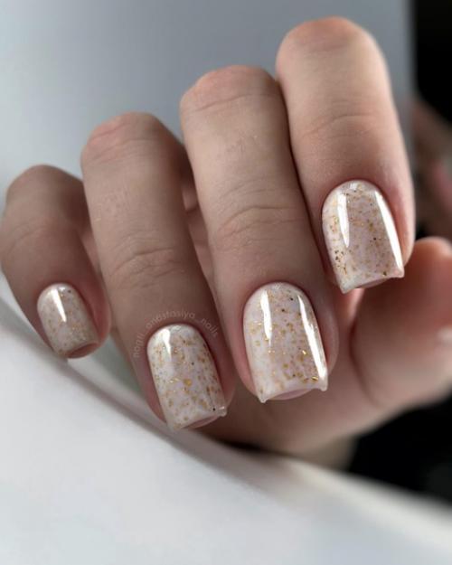 Топ с поталью очень удобен тем, что просто закрепляя гель - лак, можно придать маникюру завершенный красивый вид. 02