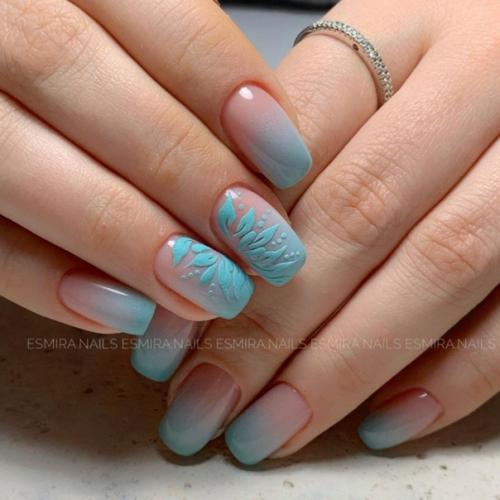 Маникюр в оттенках голубого небесно. 01