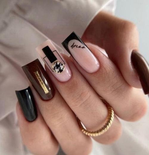 Маникюр может быть выполнен в различных техниках, включая френч, градиент, мраморный эффект или геометрические узоры. 06