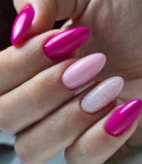 Маникюр может быть выполнен в различных техниках, включая френч, градиент, мраморный эффект или геометрические узоры. 04