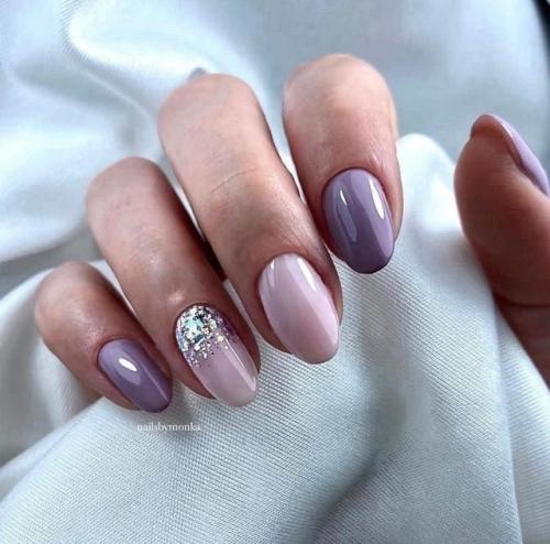 Маникюр может быть выполнен в различных техниках, включая френч, градиент, мраморный эффект или геометрические узоры. 07