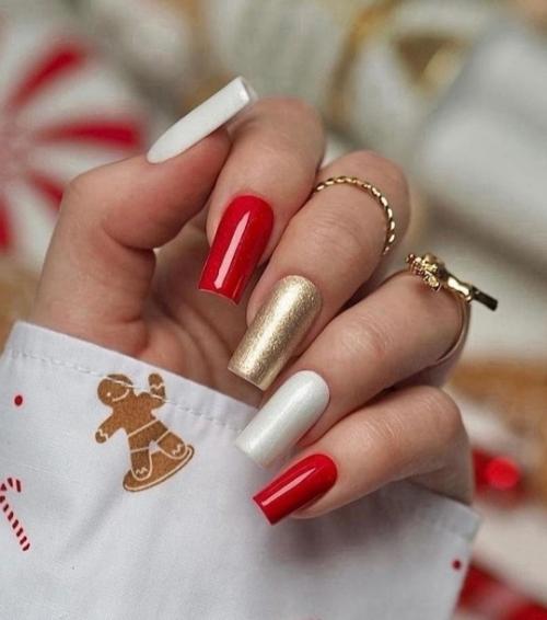 Маникюр может быть выполнен в различных техниках, включая френч, градиент, мраморный эффект или геометрические узоры. 08