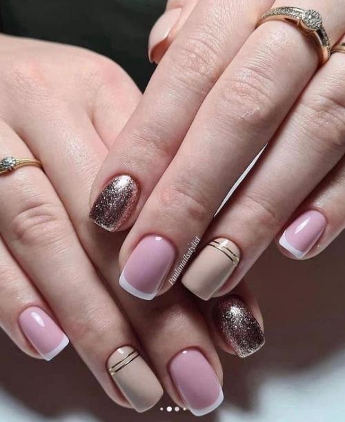 Маникюр может быть выполнен в различных техниках, включая френч, градиент, мраморный эффект или геометрические узоры. 01