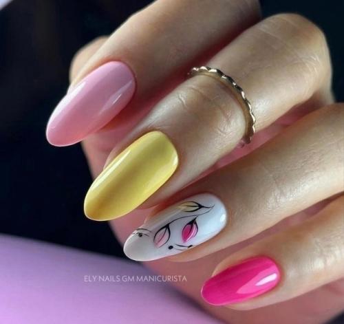 Маникюр может быть выполнен в различных техниках, включая френч, градиент, мраморный эффект или геометрические узоры. 05