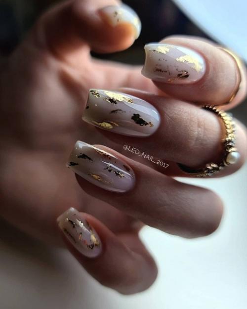 Все вы, наверняка слышали, что самая модная форма ногтей в 2021 - овальная и миндалевидная, отличающиеся плавными мягкими очертаниями. 02