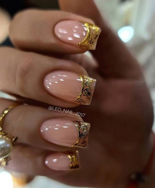 Все вы, наверняка слышали, что самая модная форма ногтей в 2021 - овальная и миндалевидная, отличающиеся плавными мягкими очертаниями. 06