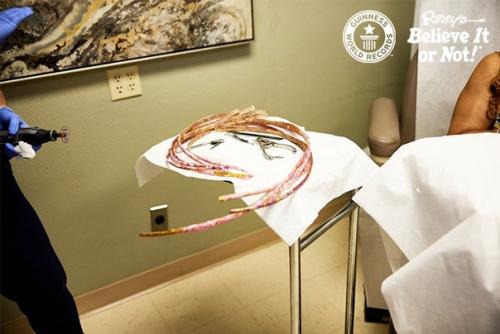 Женщина с самыми длинными ногтями в мире подстригла их впервые за 28 лет. 04