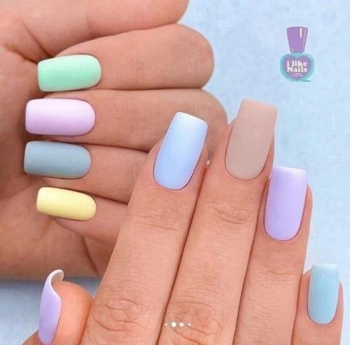 Маникюр может быть выполнен в различных техниках, включая френч, градиент, мраморный эффект или геометрические узоры. 03