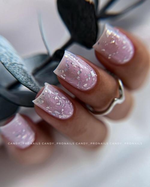 Топ с поталью очень удобен тем, что просто закрепляя гель - лак, можно придать маникюру завершенный красивый вид. 05