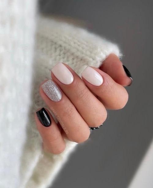 Маникюр может быть выполнен в различных техниках, включая френч, градиент, мраморный эффект или геометрические узоры. 02