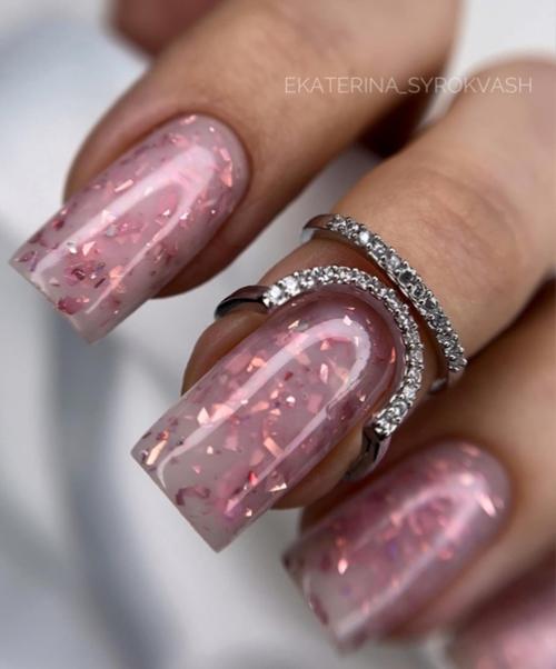 Топ с поталью очень удобен тем, что просто закрепляя гель - лак, можно придать маникюру завершенный красивый вид. 04