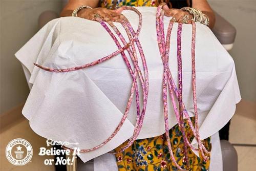 Женщина с самыми длинными ногтями в мире подстригла их впервые за 28 лет. 01