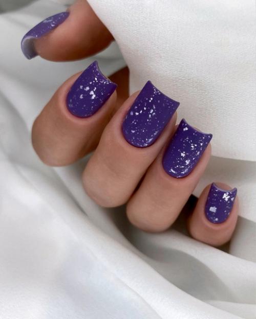 Топ с поталью очень удобен тем, что просто закрепляя гель - лак, можно придать маникюру завершенный красивый вид. 09