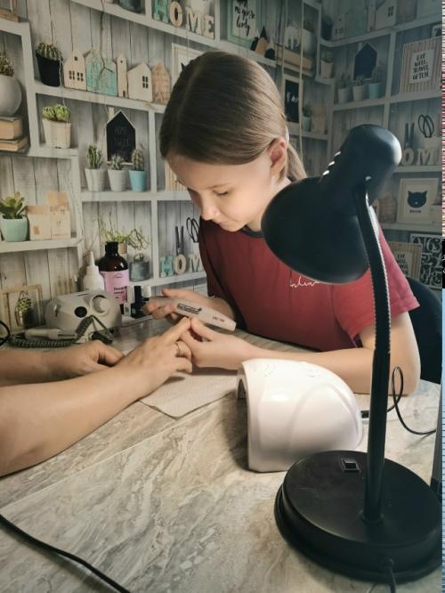Оказывается, Аделина серьёзно увлекается маникюром.  