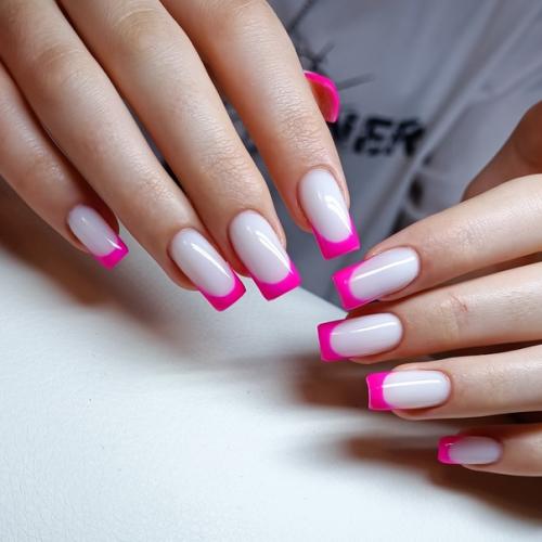 Французский маникюр, или так называемый френч, сохраняет свою популярность на протяжении многих лет. 01