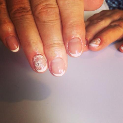 Девочки, я самоучка, занимаюсь пару месяцев, критику воспринимаю адекватно. 01