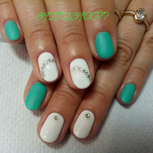 Милые девушки есть места на маникюр гель. 04