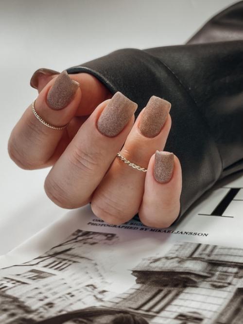 Когда ты любишь не только делать красивый маникюр, но и фотографировать его тогда ты заморачиваешься и ищешь интересные фоны, ракурсы, аксессуары. 02