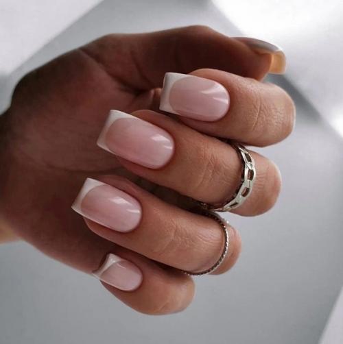 Акварельный маникюр, имитирующий нежные краски и переходы цветов, создает неповторимый и эффектный образ на ногтях. 02