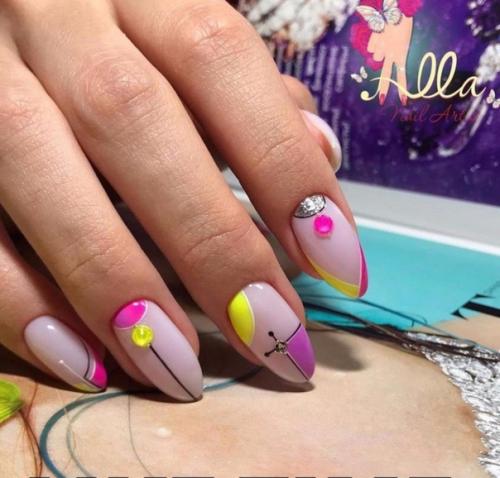 Маникюр на овальную форму ногтей - один из самых актуальных и популярных. 04