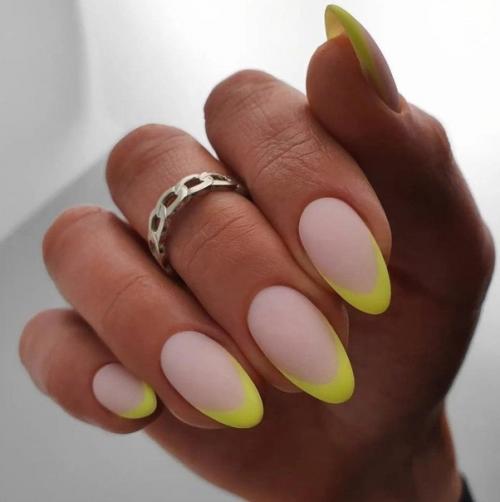 Акварельный маникюр, имитирующий нежные краски и переходы цветов, создает неповторимый и эффектный образ на ногтях. 08