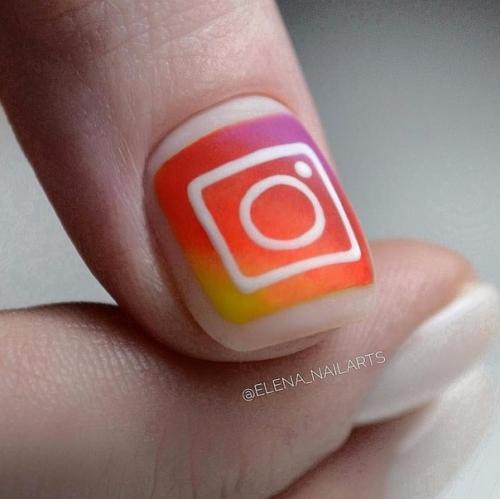 Акцент на большом пальце - новинки модного маникюра для весны и лета. 01