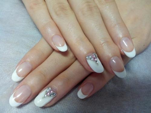 Милые девушки есть места на маникюр гель. 01