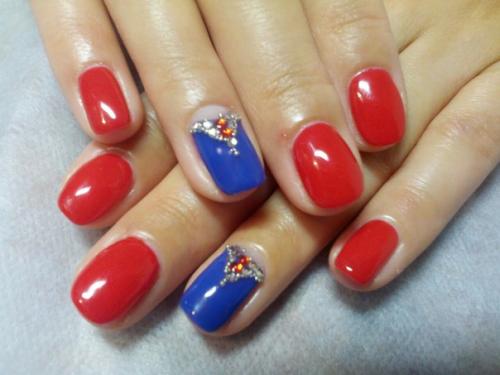 Милые девушки есть места на маникюр гель. 08