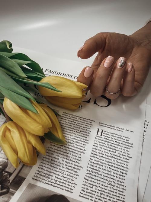 Когда ты любишь не только делать красивый маникюр, но и фотографировать его тогда ты заморачиваешься и ищешь интересные фоны, ракурсы, аксессуары. 03