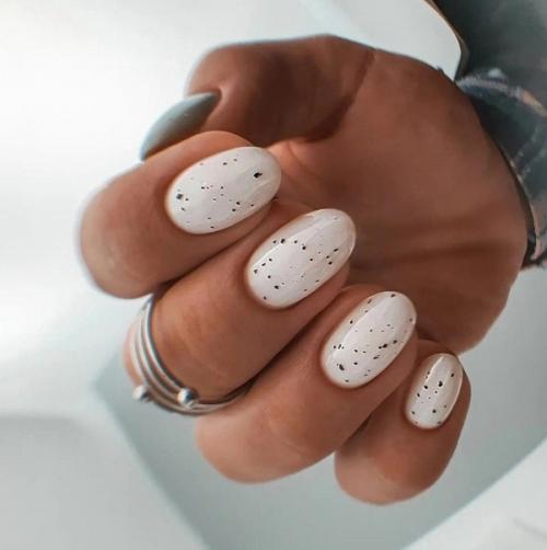 Акварельный маникюр, имитирующий нежные краски и переходы цветов, создает неповторимый и эффектный образ на ногтях. 05