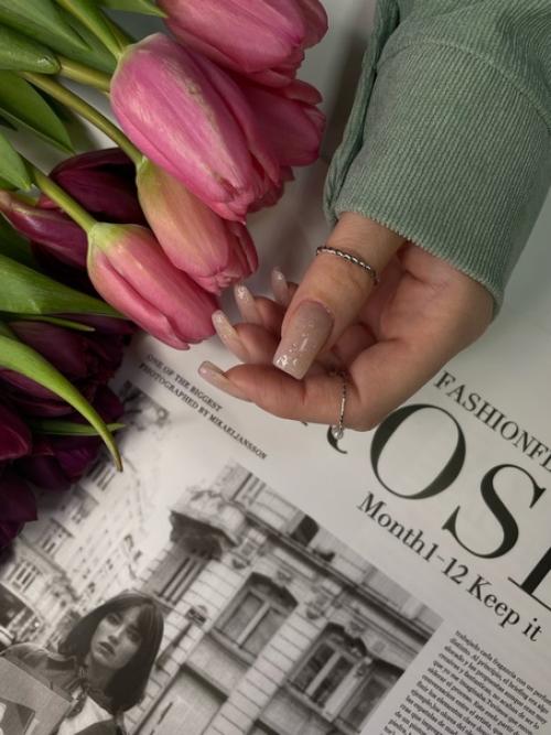 Когда ты любишь не только делать красивый маникюр, но и фотографировать его тогда ты заморачиваешься и ищешь интересные фоны, ракурсы, аксессуары. 01