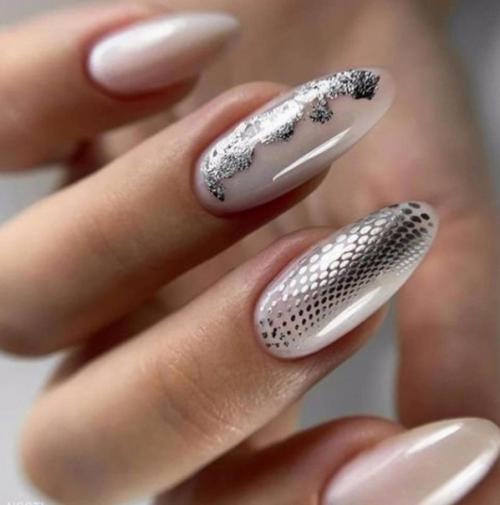 После яркого и эффектного маникюра со сложным дизайном часто хочется чего-то романтичного, изящного и утончённого. 01