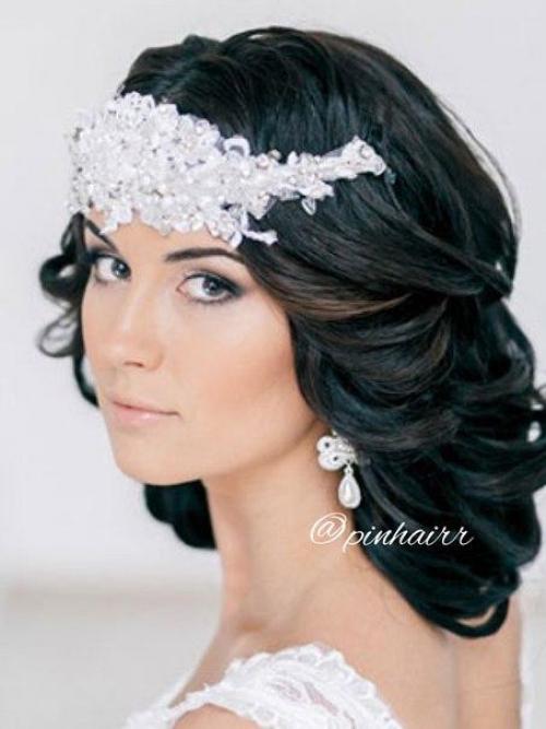 Благодаря волосам на заколках праздничная прическа будет готова за 10 минут? 01