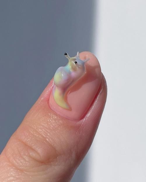 Маникюр со слизнями - это необычный и весьма заметный тренд, который может привлечь внимание своей оригинальностью. 01 Маникюр со слизнями - это необычный и весьма заметный тренд, который может привлечь внимание своей оригинальностью. 01