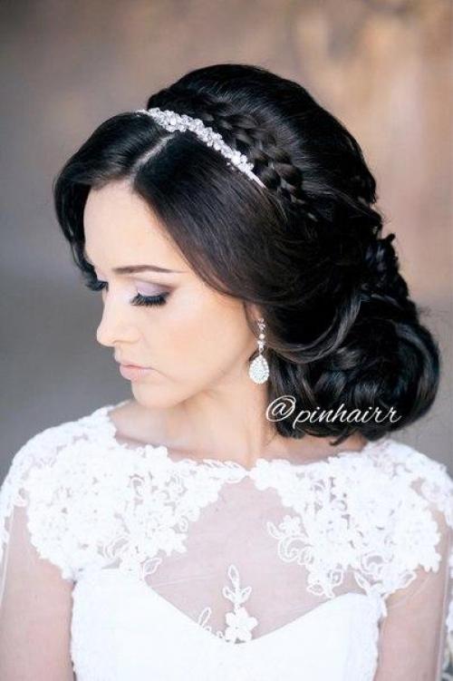 Благодаря волосам на заколках праздничная прическа будет готова за 10 минут? 05